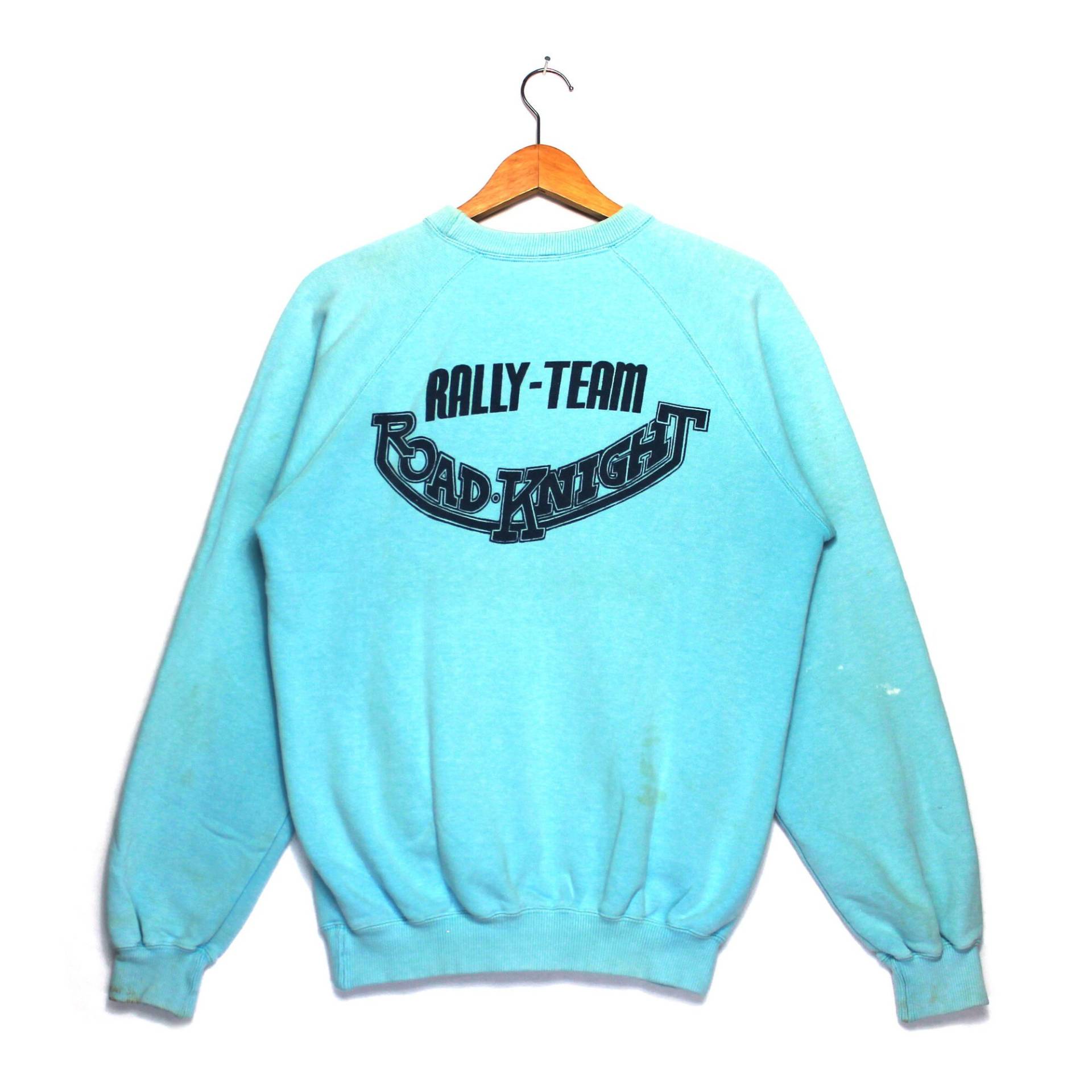 Selten Rally Team Road Knight Spellout Logo Schöne Farbe Crewneck Pullover Sweatshirt von ElsewhereVintageShop