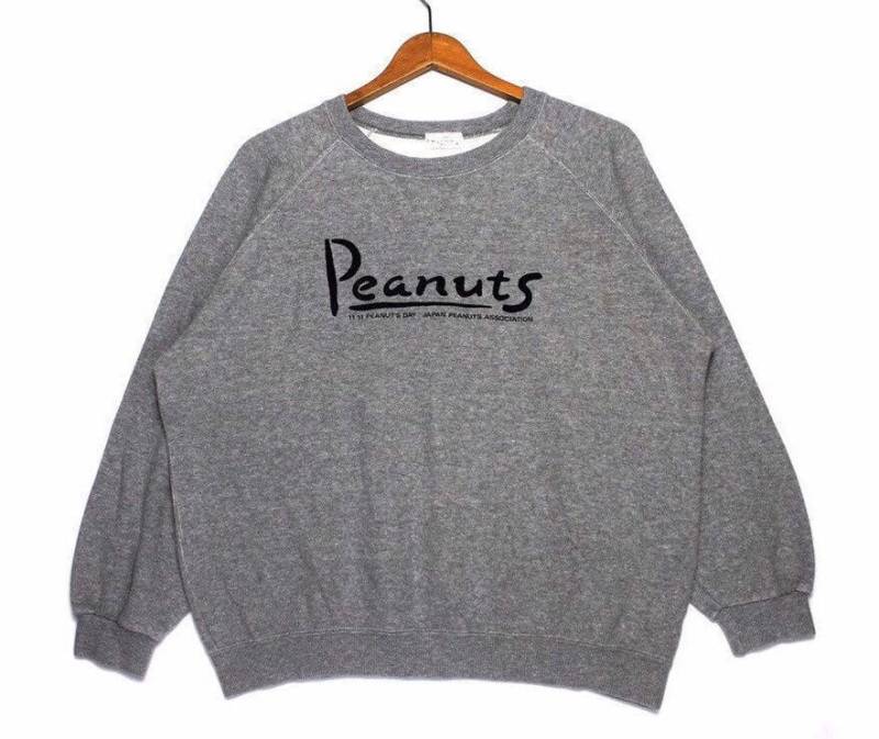 Vintage Japan Peanuts Spellout Logo Crewneck Pullover Sweatshirt von ElsewhereVintageShop