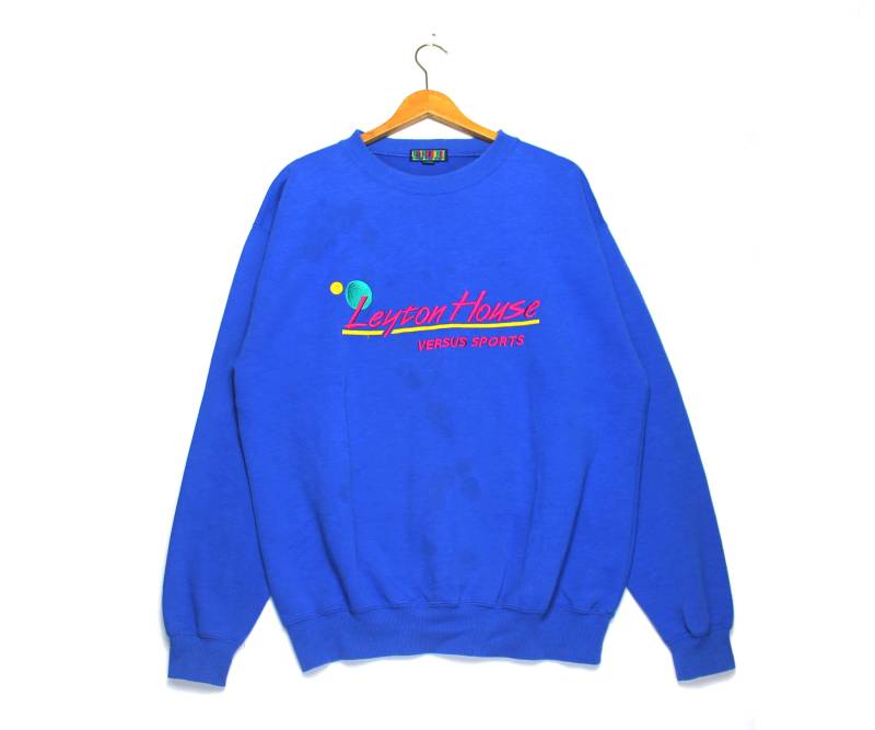 Vintage Leyton House Stickerei Spellout Logo Crewneck Pullover Sweatshirt von ElsewhereVintageShop