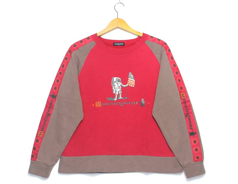 Vintage Munsingwear Astronaut Spellout Big Logo Crewneck Pullover Sweatshirt von ElsewhereVintageShop