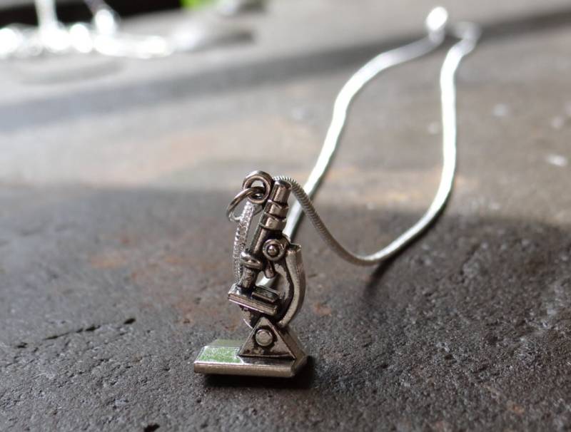 Mikroskop Halskette // Mikrobiologie Wissenschaftler Geschenk Silber Oder Gold Mikroskop Halskette // Mikrobiologie Wissenschaftler Geschenk Silber Oder Gold von ElsieAliceJewellery