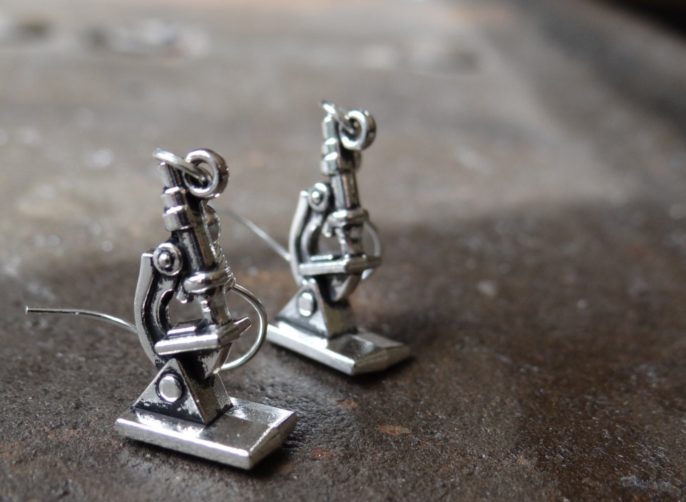Mikroskop Ohrringe // Mikrobiologie Biologie Wissenschaftler Geschenk Mikroskop Ohrringe // Mikrobiologie Biologie Wissenschaftler Geschenk von ElsieAliceJewellery