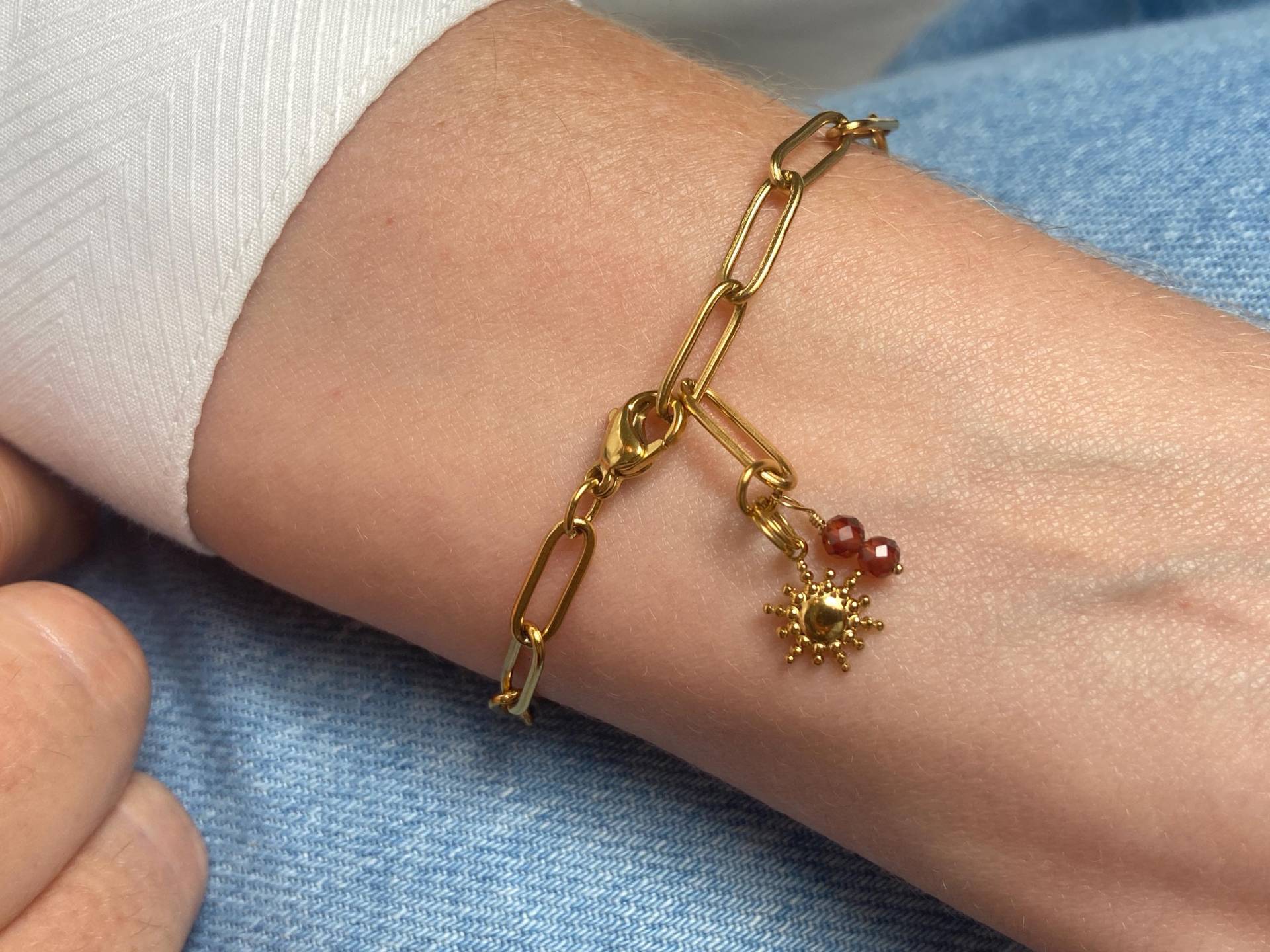 Edelstahl Paperclip Armband 18 Karat Pvd Gold Beschichteten Granat Sonnen Anhänger Edelstahl Paperclip Armband 18 Karat Pvd Gold Beschichteten Granat Sonnen Anhänger von ElstarDesign