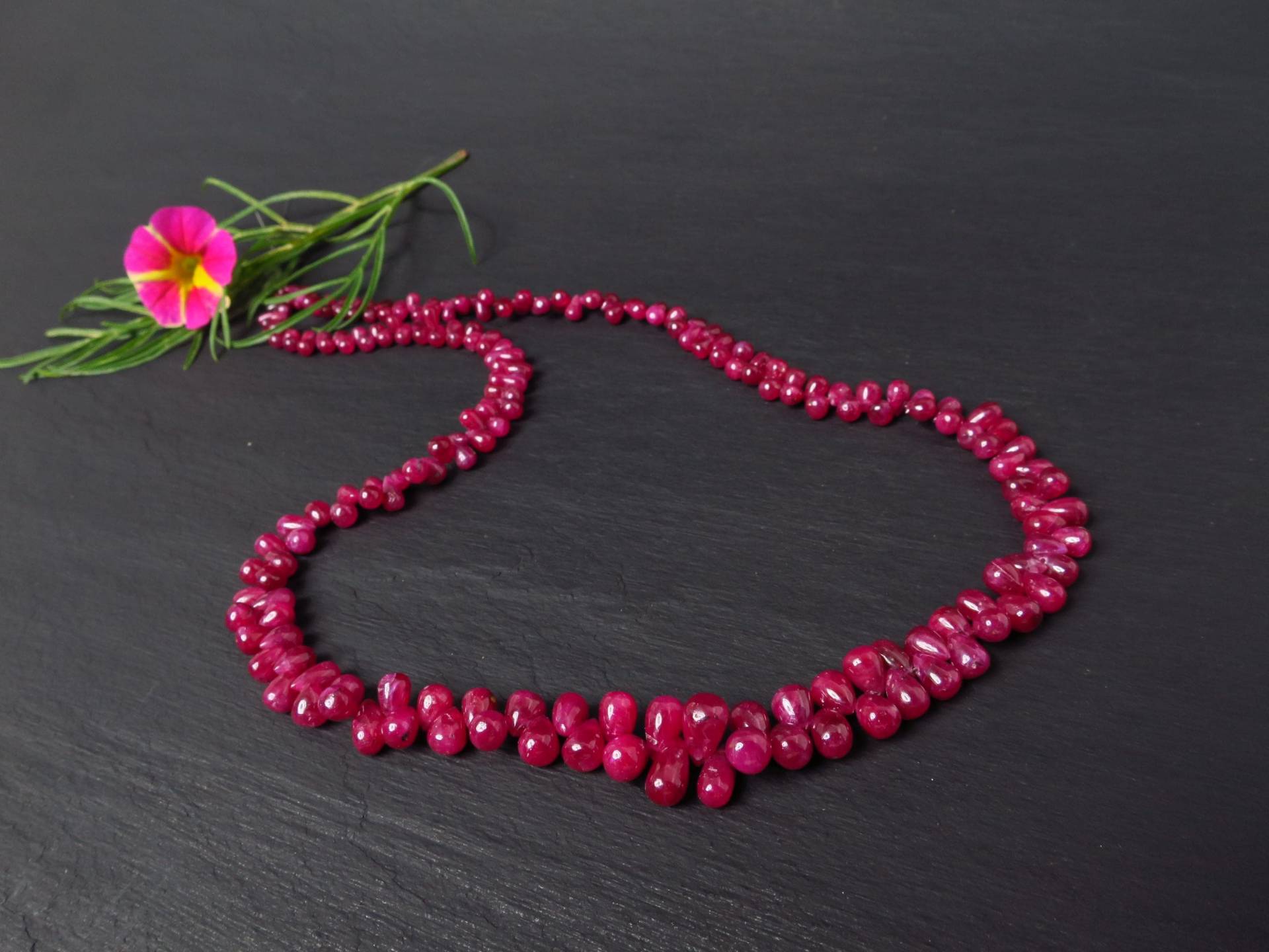 Rubin Tropfenkette Rot 56cm Natur Edelstein Gold Rubin Tropfenkette Rot 56cm Natur Edelstein Gold von ElstarDesign