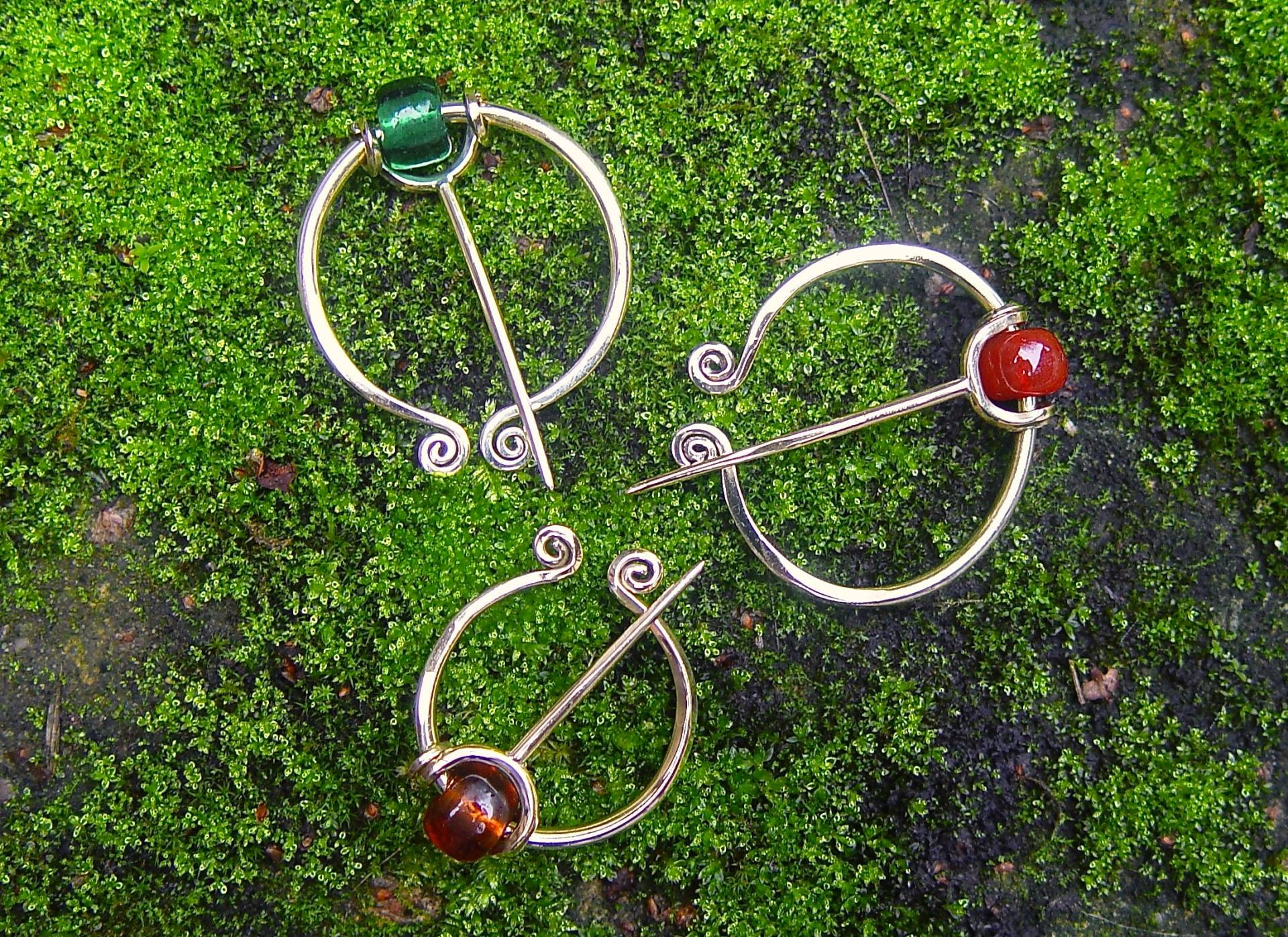 Ringfibel Aus Messing Mit Glasperle Ringfibel Aus Messing Mit Glasperle von Elsternwerk