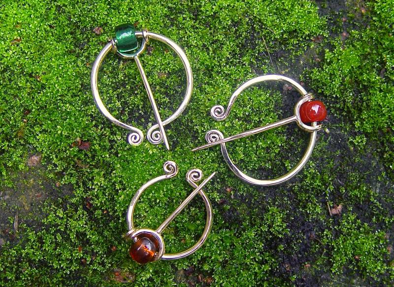 Ringfibel Aus Messing Mit Glasperle Ringfibel Aus Messing Mit Glasperle von Elsternwerk