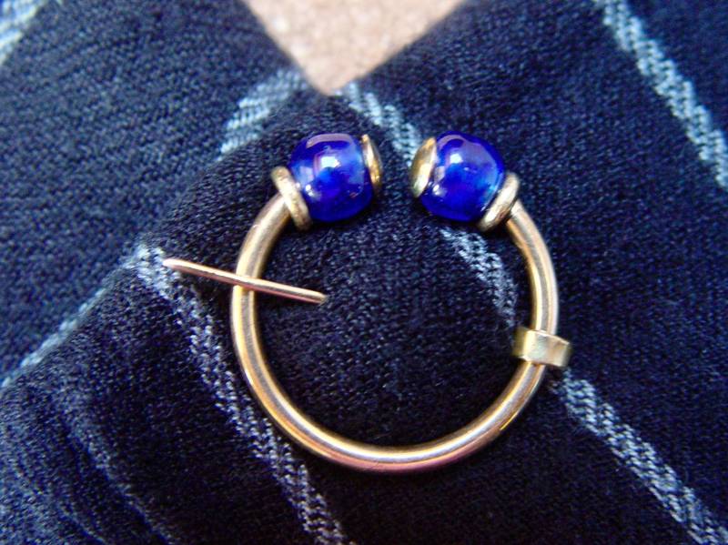 Ringfibel Aus Messing Mit Glasperlen Ringfibel Aus Messing Mit Glasperlen von Elsternwerk