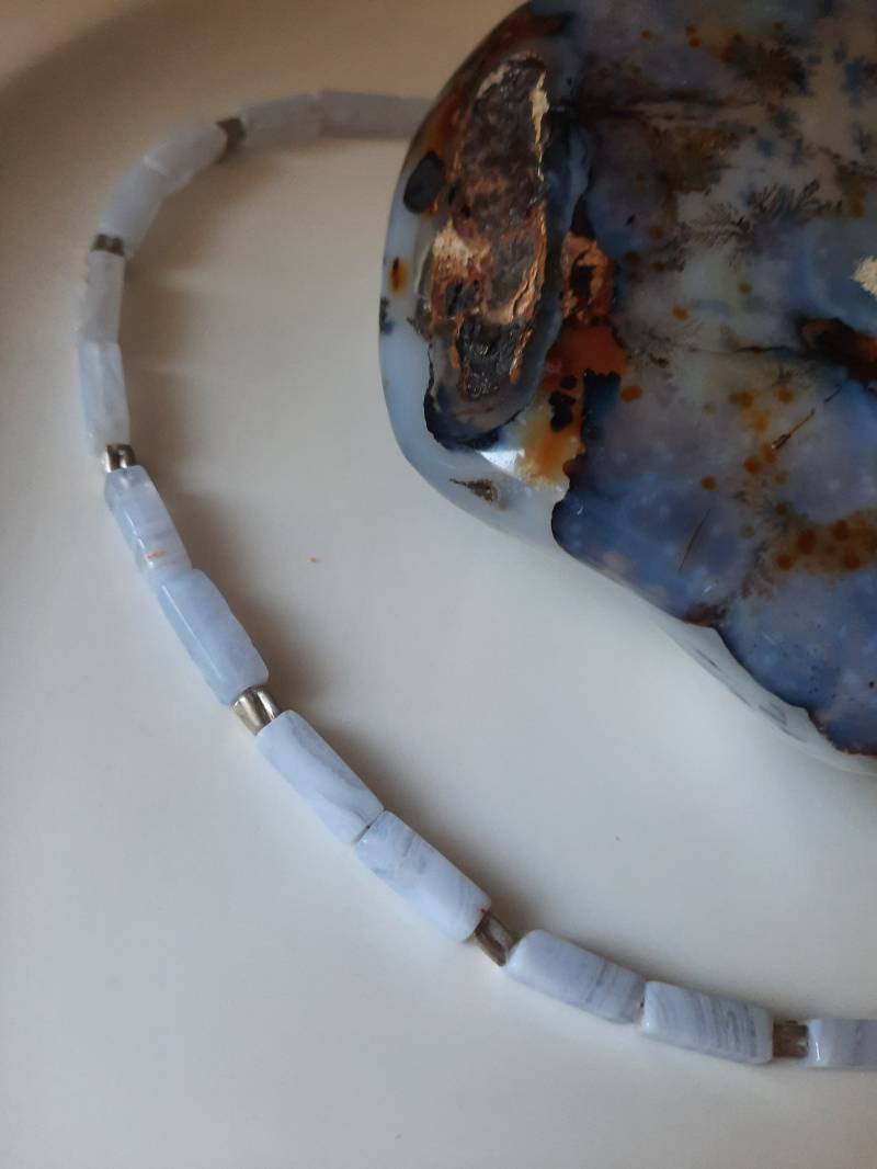 Chalcedon-Kette, Hellblaue Gebänderte Perlenkette, Edelsteinkette, Edelsteinschmuck, Schlicht, Sportlich-Elegant, Collier von Elstertraum