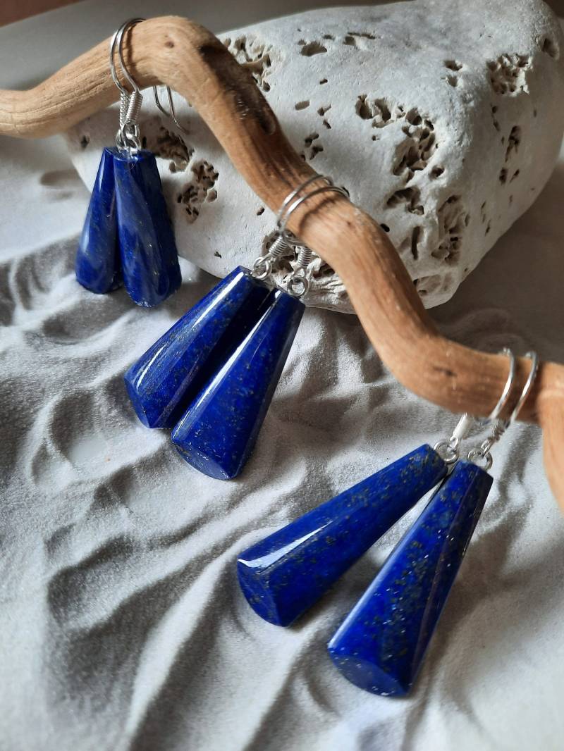 Hängeohrringe Aus Lapis Lazuli An Schlichter Brisur, Blaue Hängeohrringe, Ohrschmuck Hängeohrringe Aus Lapis Lazuli An Schlichter Brisur, Blaue Hängeohrringe, Ohrschmuck von Elstertraum
