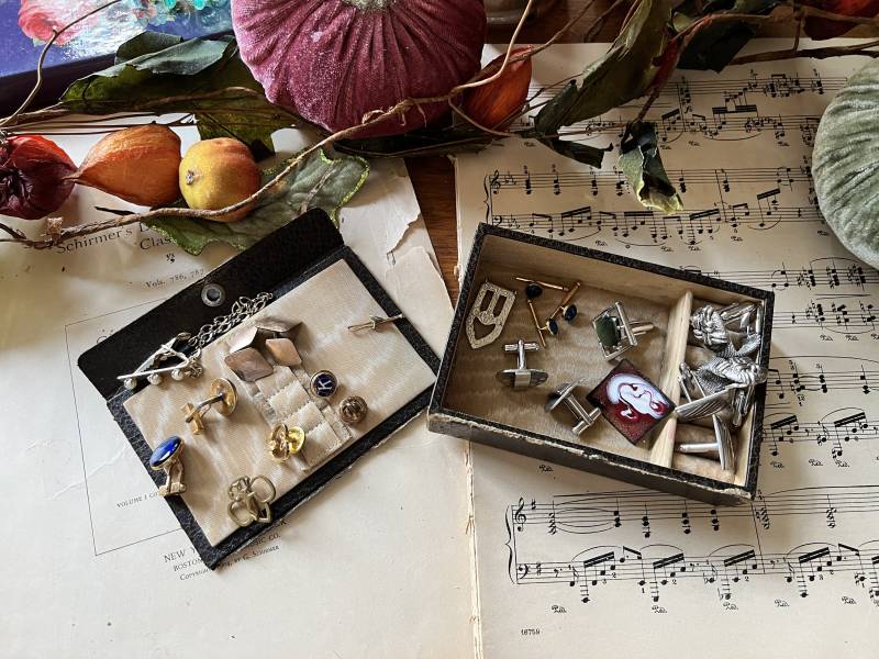 Ein Wunderbarer Fund Gutaussehend Vintage Herren Gemischte Menge Schmuck W/Leder Schmuckschatulle Verschiedene Silberne Manschettenknöpfe; Pins & von ElstonsFineThings