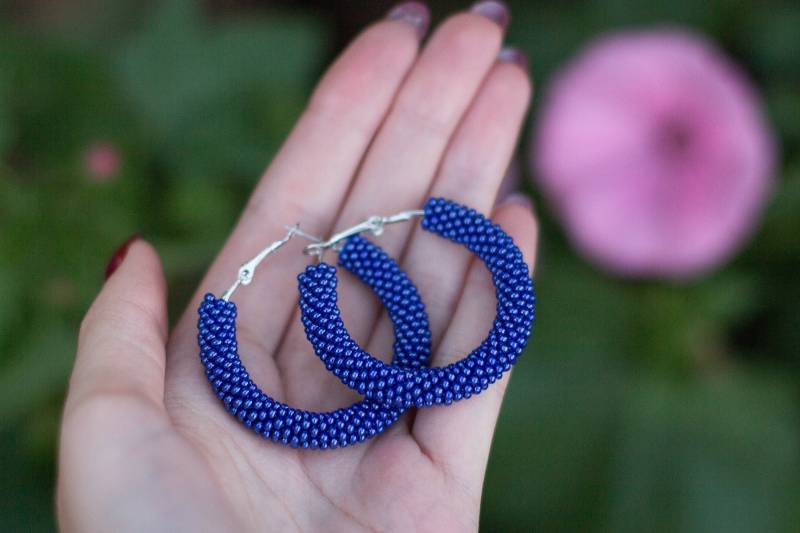 Perlen Ohrringe Für Frauen, Dunkelblaue Ohrringe, Perlen Häkeln Creolen, Kleine Rocailles Reifen, Königsblau Geschenkidee von ElvenBead