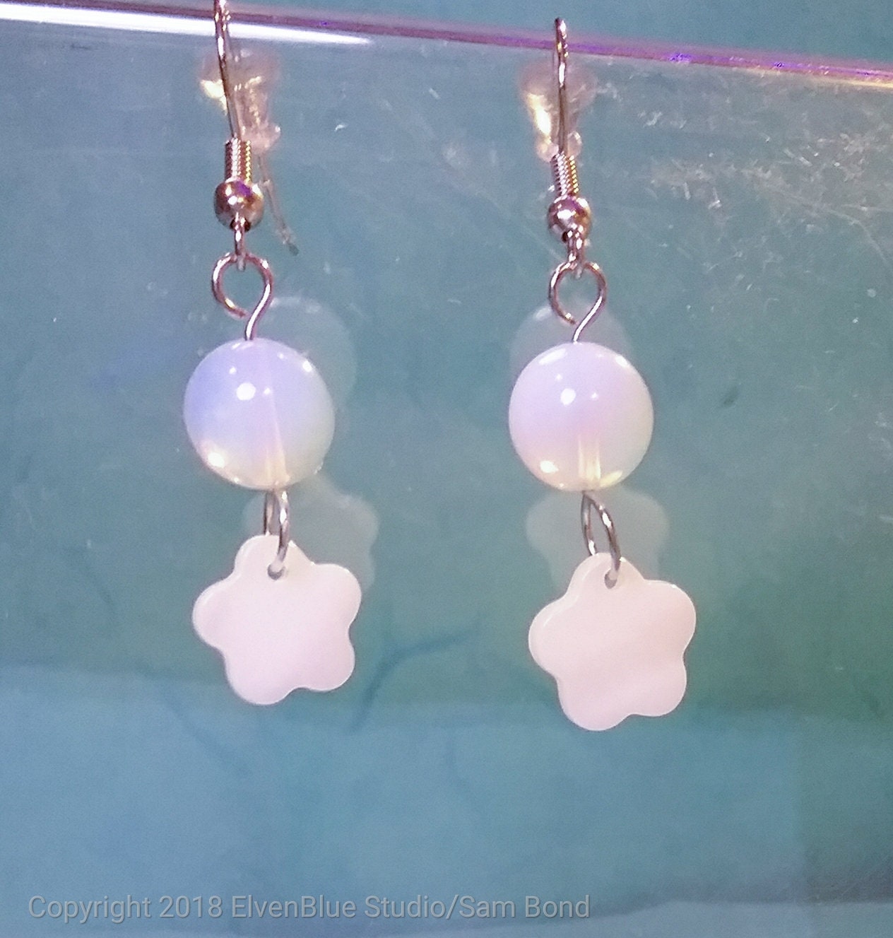 Opalite Und Shell Blumenohrringe Opalite Und Shell Blumenohrringe von ElvenBlueStudio