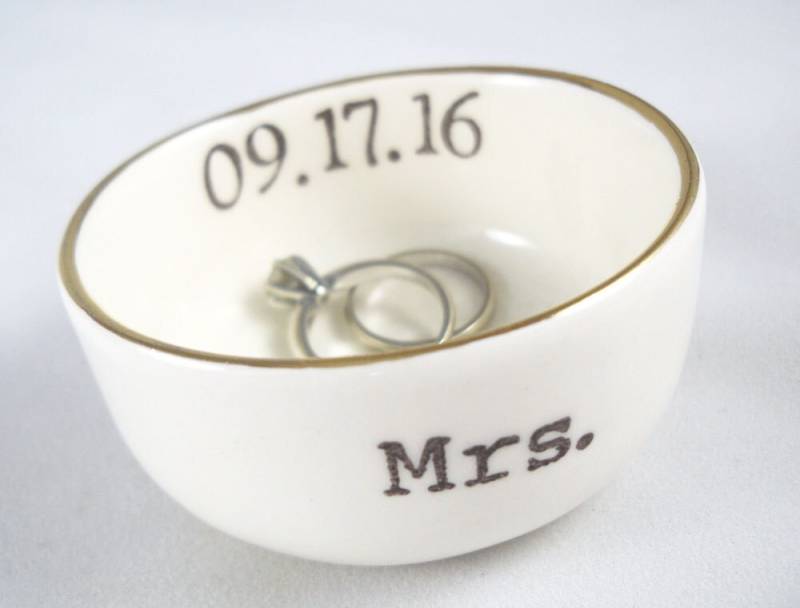 Handgefertigte Personalisierte Ring Holder Mit Goldrand Oder Silber Rand, 14 Benutzerdefinierte Farboptionen, Rand Wie Ein Hochzeitsdatum, Monogramm von ElyciaCamille