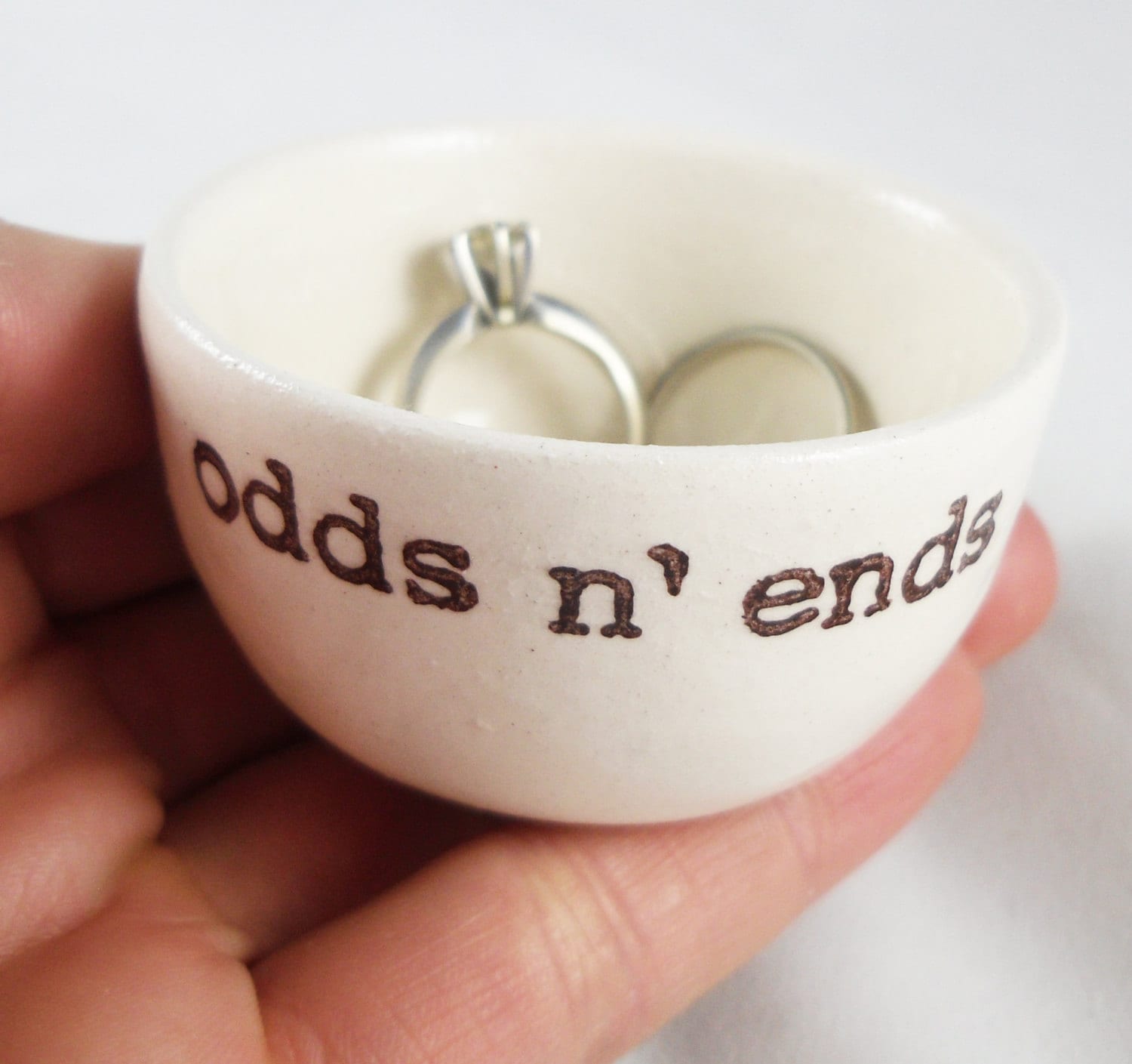 Handgefertigter Ringhalter Mit Aufschrift Geschenk Für Braut-Krams Auf Weißem Keramikteller von ElyciaCamille