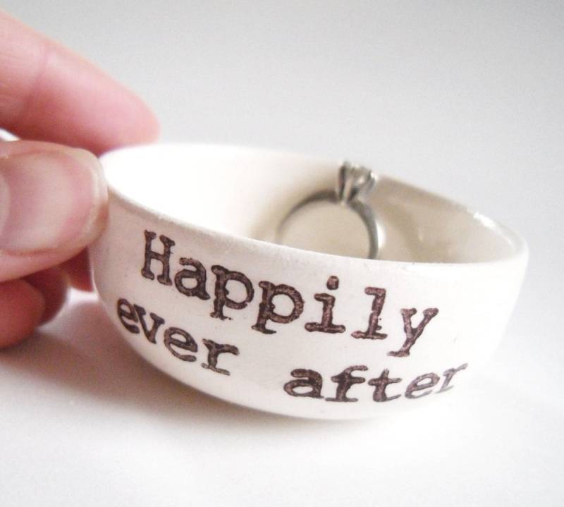 Happily Ever After Keramik Ringschale Hochzeit Verlobung Jahrestag Geschenkidee Handbedruckt Weiß Ringkissen von ElyciaCamille