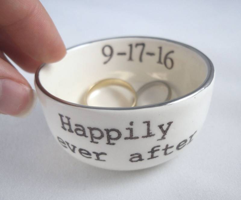 Muttertag Für Frau Happily Ever After Ehering Halter, Verlobungsring Gericht, Personalisierte Hochzeitsdatum, Gold Oder Silber Glanz Rand von ElyciaCamille