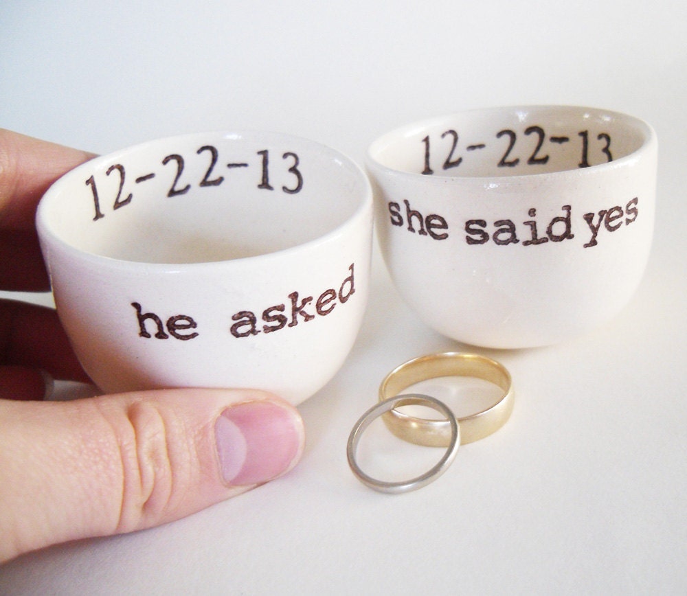 Personalisierte Engagement, Weihnachten Verlobungsgeschenk, Fragte Er, Sagte Sie Ja, Benutzerdefinierte Hochzeitsdatum, Personalisierte Ringschale von ElyciaCamille