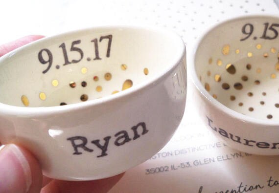 Personalisierte Ringhalter Für Braut Und Bräutigam, Gold Polkas, Benutzerdefinierte Hochzeitsdatum, Weiße Keramik Ring Schale Oder Schmuckschale von ElyciaCamille