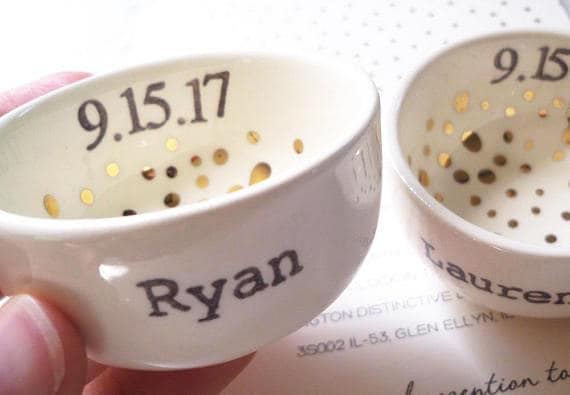 Personalisierte Ringhalter Für Braut Und Bräutigam, Gold Polkas, Benutzerdefinierte Hochzeitsdatum, Weiße Keramik Ring Schale Oder Schmuckschale von ElyciaCamille