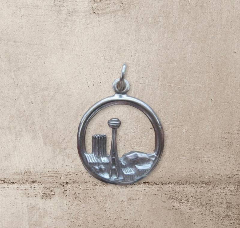 Seattle Worlds Fair Charm in Sterling Seattle Worlds Fair Charm in Sterling von ElyseGarlingJewelry