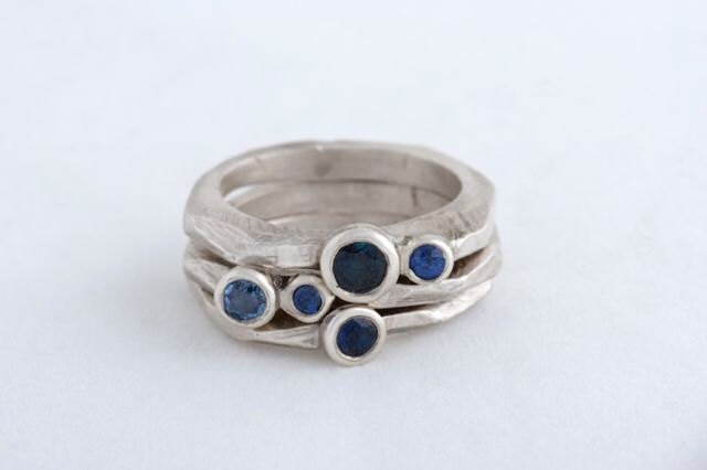Stacked Sterling Ringset Mit Blauen Saphiren von ElyseGarlingJewelry