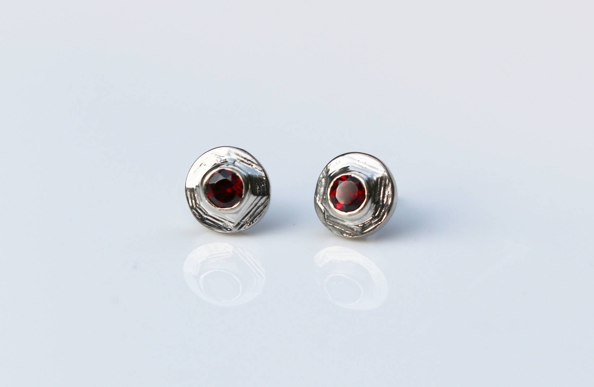 Valentine Granat Ohrstecker, Geburtsstein Ohrringe, Januar Strukturierte Schmuck, Geschnitztes Sterling von ElyseGarlingJewelry