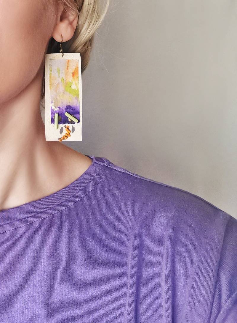 Handbemalte Lederohrringe Abstrakte Textilkunst Schmuck von Elyseeart