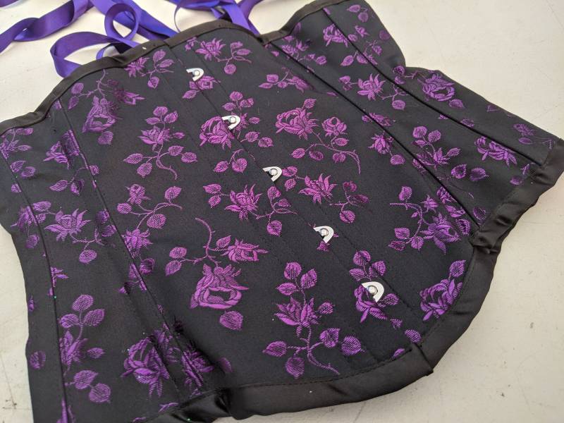 Reduziert Lila Blumen-Coutil Unter Der Brust Waspie 24"Taille, Taillenbetont Reduziert Lila Blumen-Coutil Unter Der Brust Waspie 24"Taille, Taillenbetont von ElysiumCorsets