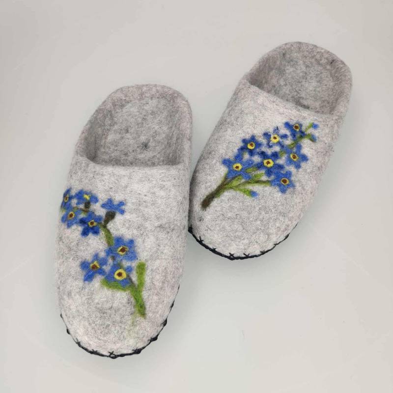 Geschenkidee Damen-Hausschuhe Mit Sohlen Gefilzte Hausschuhe Vergissmeinnicht Aus Bio-Wolle Geschenk Für Mutter Sie von ElzyWool