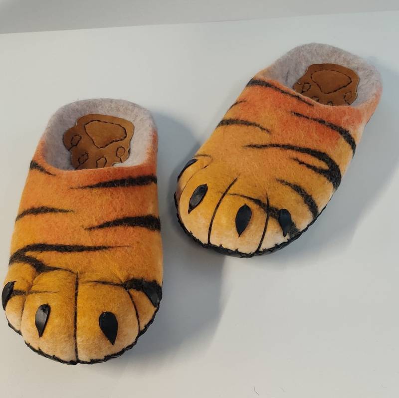 Tigerpfoten-Hausschuhe, Gefilzte Schuhe, Hausschuhe, Bio-Schuhe, Tiger-Hausschuhe, Woll-Clogs von ElzyWool