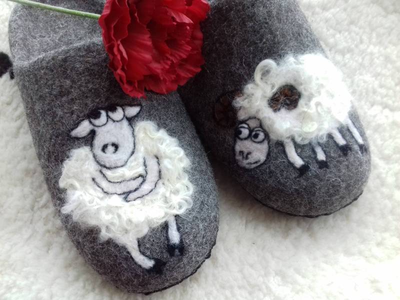 Weihnachten Geschenk Damen Oder Herren Hausschuhe Mit Sohlen, Gefilzte Hausschuhe, Schuhe Wolle Haus Grau Stiefel Bio-Wolle Holzschuhe Für Sie Ihn von ElzyWool