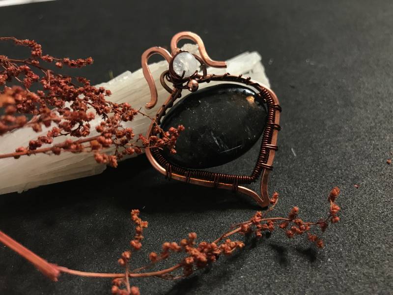 Arfvedsonite, Mondstein Pendent Eingewickelt in Kupfer Arfvedsonite, Mondstein Pendent Eingewickelt in Kupfer von Em2wireworks
