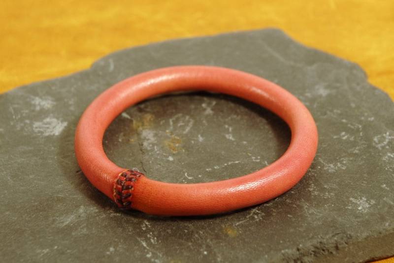 Handgefärbtes Rotes Lederarmband Unisex Schmuck Handgefärbtes Rotes Lederarmband Unisex Schmuck von EmCouros
