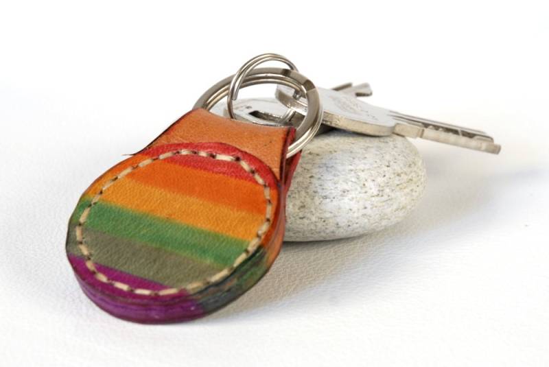 Llavero De Cuero Redondo Arco Iris Llavero De Cuero Redondo Arco Iris von EmCouros