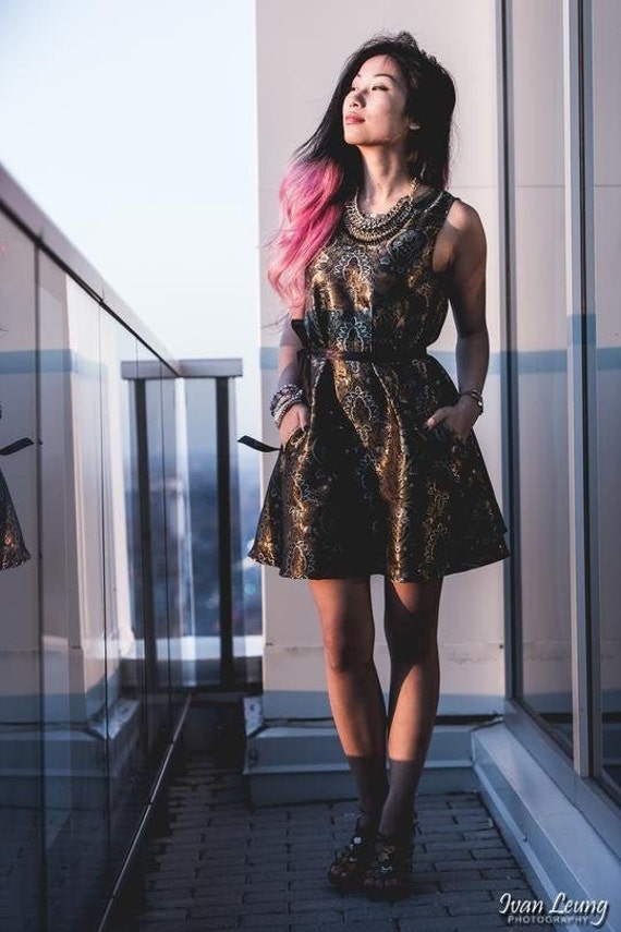 Kleid Mit Taschen Aus Gold Brokat Und Schleife Band Keyhole Cut Out/Handgemacht Ein Von Einer Art Feiertagskleid Kleid Mit Taschen Aus Gold Brokat Und Schleife Band Keyhole Cut Out/Handgemacht Ein Von Einer Art Feiertagskleid von EmMeMa