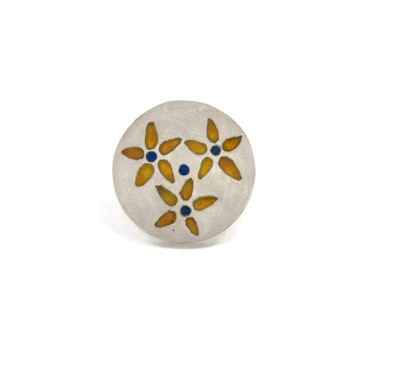 Emaille Pin Aus Silber Mit Blumen Ornament Vintage-Brosche Goldschmied Schmuck Handgemacht 1950Er Retro Mid Century Modern Emaille Pin Aus Silber Mit Blumen Ornament Vintage-Brosche Goldschmied Schmuck Handgemacht 1950Er Retro Mid Century Modern von Emaillekoenigin