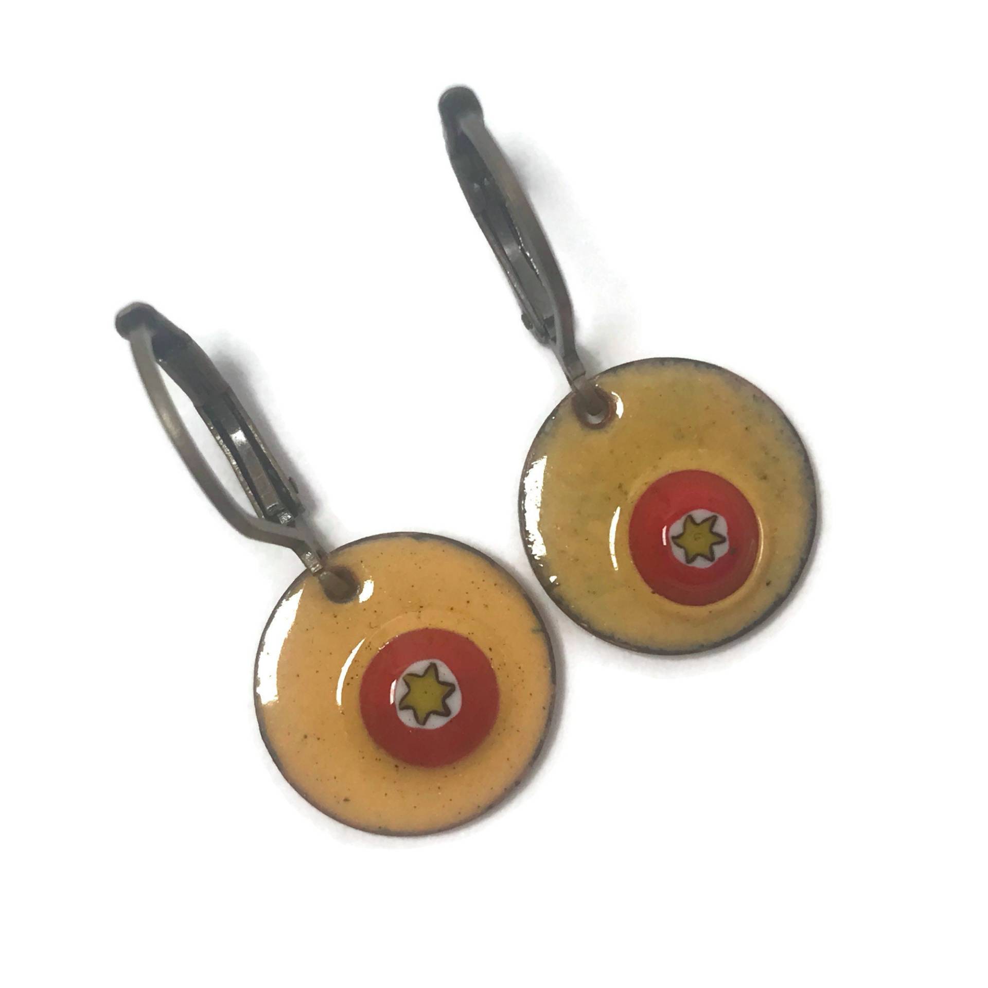 Millefiori Ohrringe Aus Kupfer Und Emaille Creolen in Honiggelb Retro Look Für Frauen Ohrhänger Im Vintage Stil Millefiori Ohrringe Aus Kupfer Und Emaille Creolen in Honiggelb Retro Look Für Frauen Ohrhänger Im Vintage Stil von Emaillekoenigin