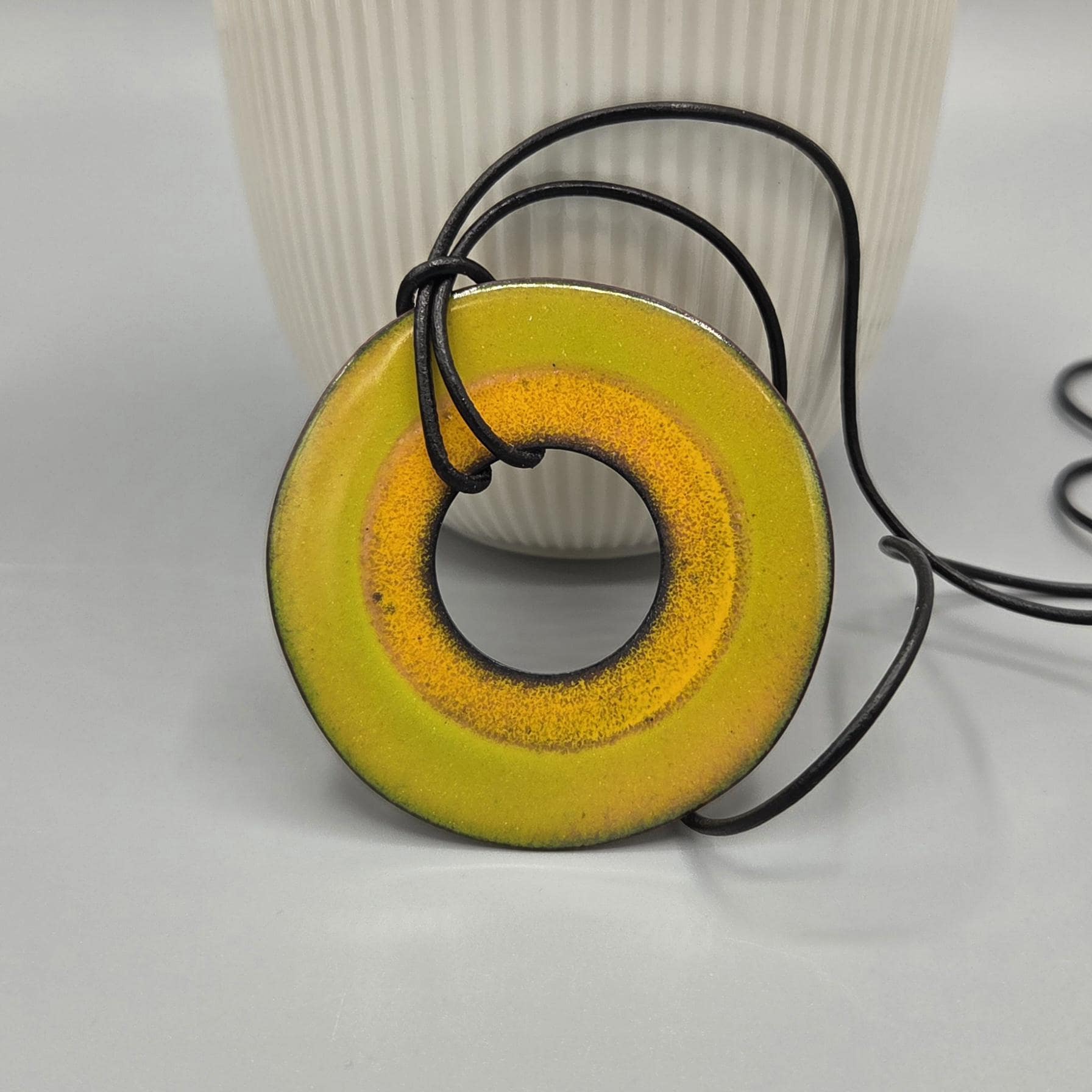 Ab 50 Euro Ringförmiger Anhänger, Emailliert in Goldgelb Und Grün von Emaillewerkstatt