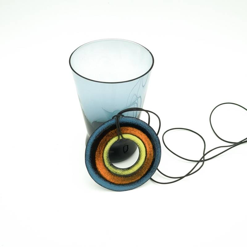 Ringförmiger Anhänger, Emailliert in Herbstlicher Farbkombination von Emaillewerkstatt