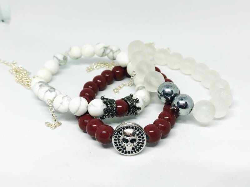 Womens Perlen Armbänder, Weiße Schädel Damenschmuck Krone, Krone Charm Armband, Spirituelle Damen Armband von EmaniWolf