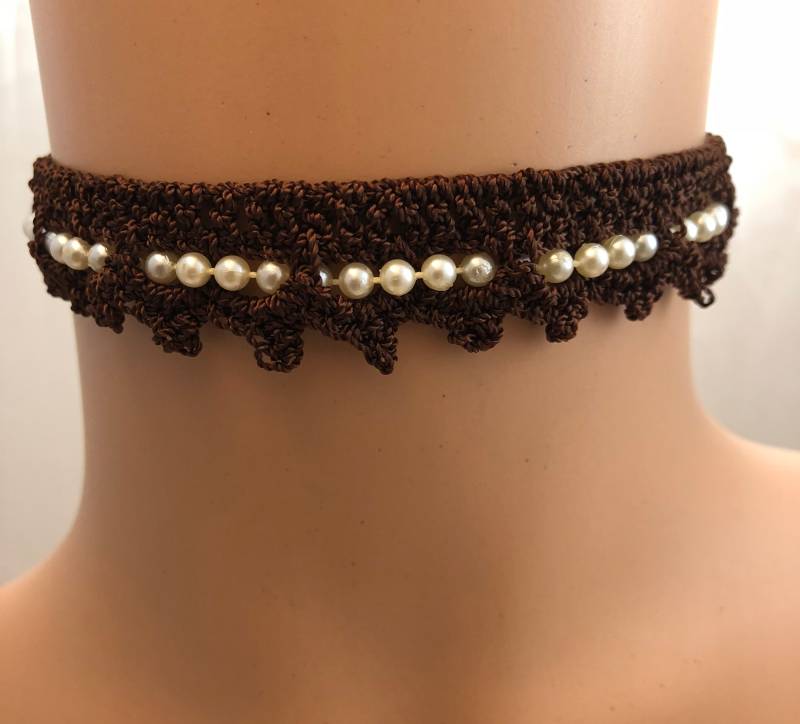 Handarbeit Häkeln Und Vintage-Perlen-Halsband Handarbeit Häkeln Und Vintage-Perlen-Halsband von Emarele