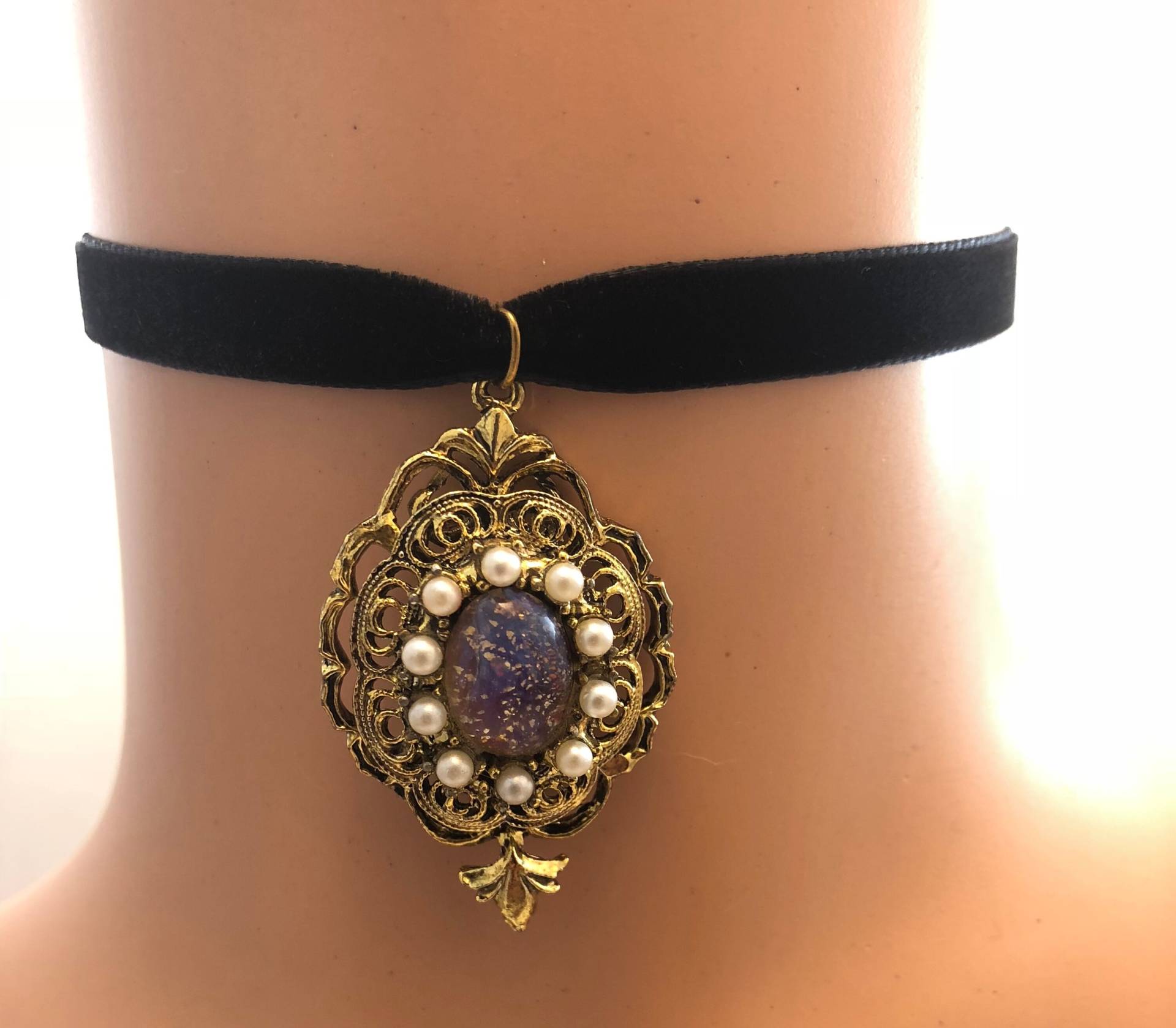 Samt Halsband & Jahrgang Anhänger Samt Halsband & Jahrgang Anhänger von Emarele
