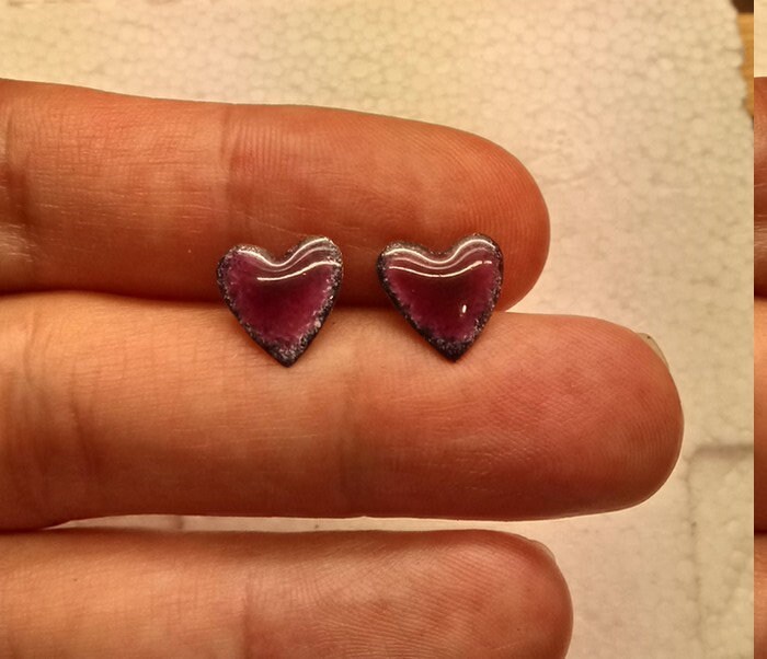 Kleine Herz-Ohrstecker, Dunkelrosa Emaille, Schwarz-Weißer Hintergrund Kleine Herz-Ohrstecker, Dunkelrosa Emaille, Schwarz-Weißer Hintergrund von Emaux46