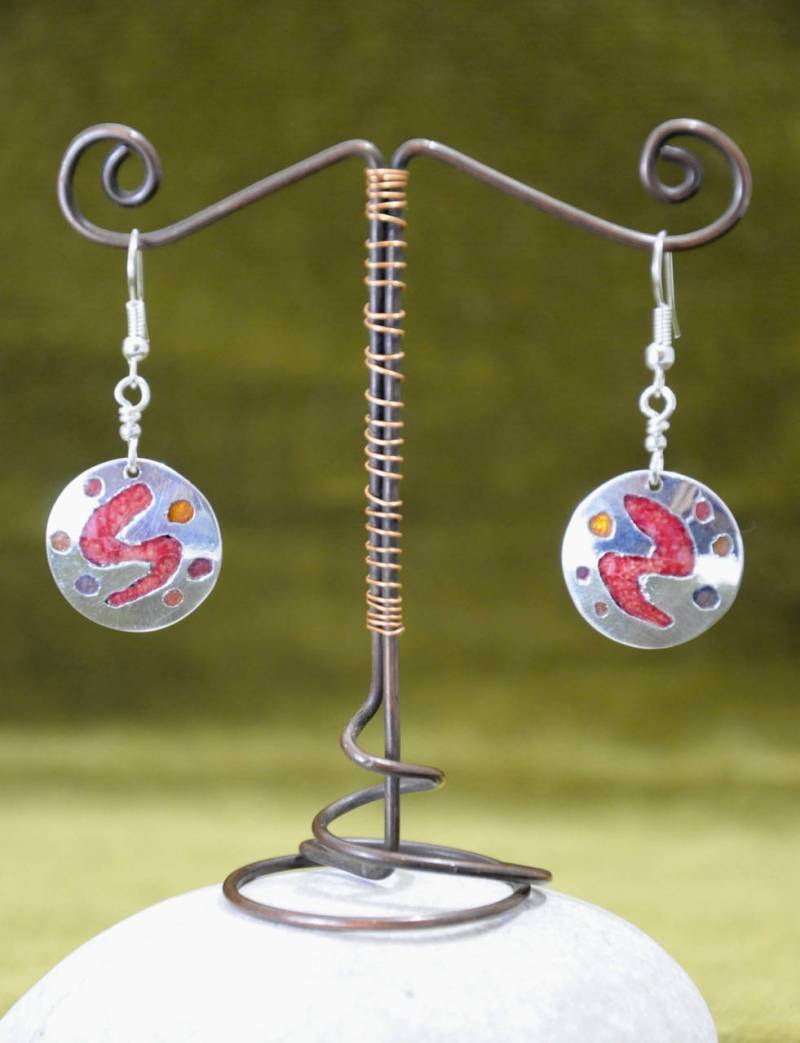 Rote Emaille-Ohrringe Aus Graviertem Und Versilbertem Metall von Emauxtesmots