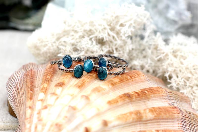 Blauer Impuls Silberschmiedering Aus Silber Mit Neonblauem Apatit Und Wellen/Zopfmuster Ringschiene 7, 5 8 8, 5 9 10, 5 Blauer Impuls Silberschmiedering Aus Silber Mit Neonblauem Apatit Und Wellen/Zopfmuster Ringschiene 7, 5 8 8, 5 9 10, 5 von Emberlun