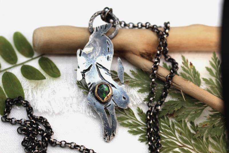 Celestial Hase Silberschmiede Halskette Aus Sterling Silber Mit Einem Kaninchen Und Schwarzem Opal Im Boho-Stil von Emberlun
