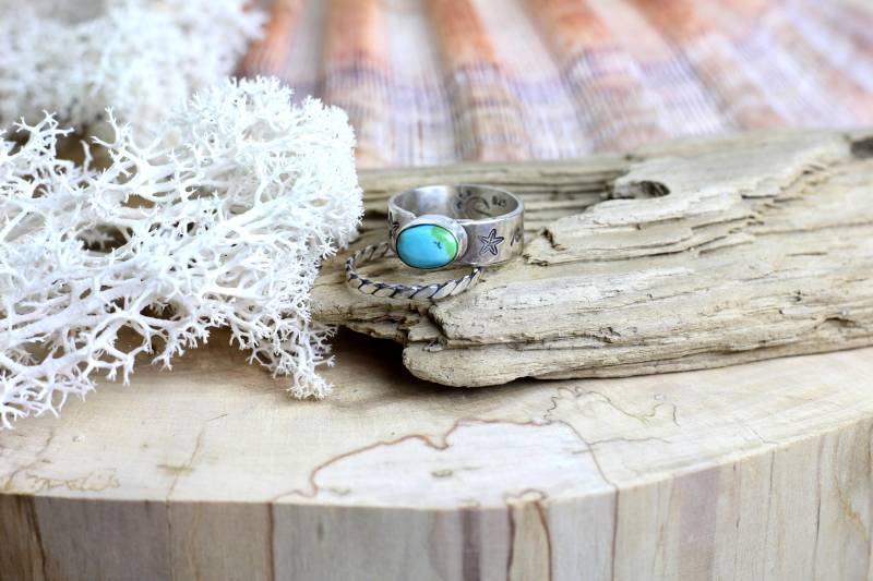 Cerulean Shore Silberschmiedering Set Aus Sterling Silber Mit Sonoran Gold Türkis Und Wellen/Flechtmuster Ringgröße 5/ 7 9 Cerulean Shore Silberschmiedering Set Aus Sterling Silber Mit Sonoran Gold Türkis Und Wellen/Flechtmuster Ringgröße 5/ 7 9 von Emberlun