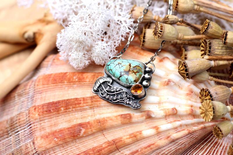 Medusa Drift Silberschmiede Statement Kette Mit Feuerqualle Hubei Türkis Und Diamantierter Citrin Medusa Drift Silberschmiede Statement Kette Mit Feuerqualle Hubei Türkis Und Diamantierter Citrin von Emberlun