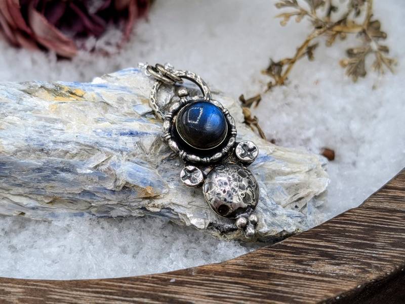 Mondfinsternis Silberschmiede Halskette Aus Sterling Silber Mit Einem Labradorit Boho Anhänger von Emberlun