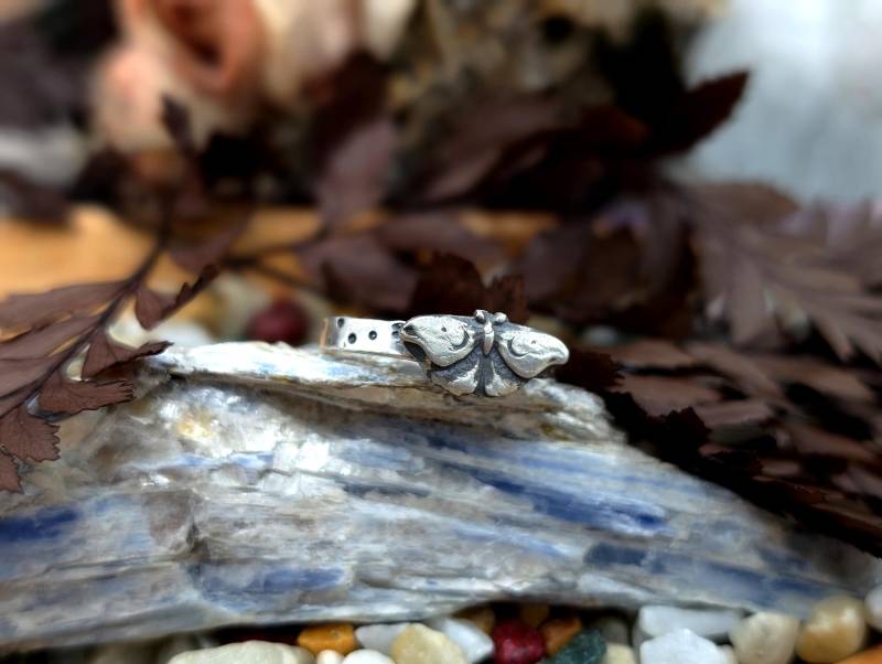 Moonlit Moth Handgeschmiedeter Ring Gr. 9, 25 Aus Silber Mit Der Nachtmotte - Boho Schmuck Silberschmiede Gothik Handgemacht von Emberlun